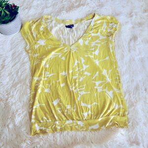 American Eagle Pale Yellow Floral Cap Sleeve V Neck Tee S